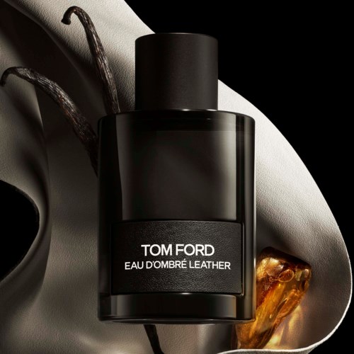 Een designergeurflacon met label Tom Ford Eau d'Ombre Leather, met een zwarte dop op een stijlvolle ondergrond.