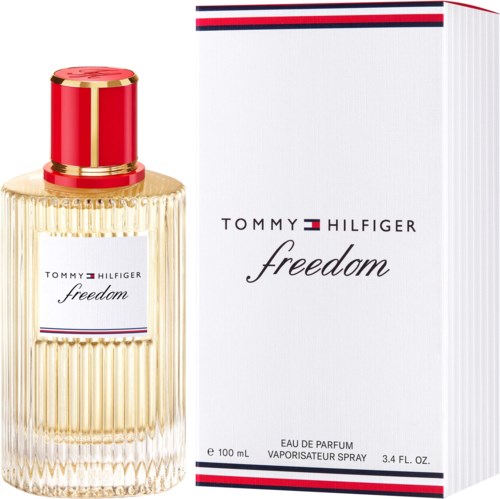 Tommy Hilfiger Freedom parfymeflaske ved siden av esken, med ripet glassdesign og gulldetaljer.
