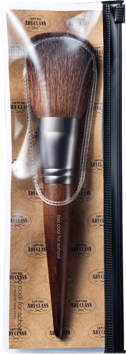 Ein Make-up-Pinsel in transparenter Plastikverpackung mit braunen Borsten und schwarzem Griff.