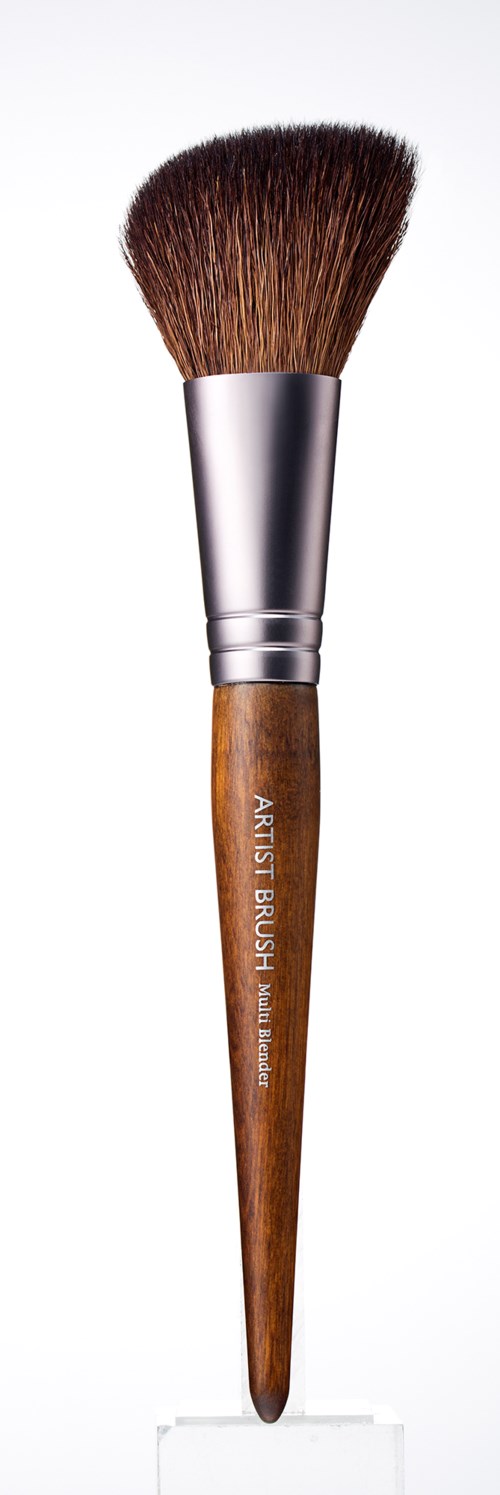 Großer, flauschiger Make-up-Pinsel mit Holzgriff und silberner Kappe.