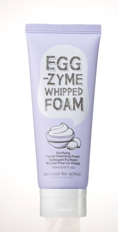 Lila Tube mit schäumendem Gesichtsreiniger, Bild von Schlagsahne und Text über Egg-Zyme Whipped Foam.