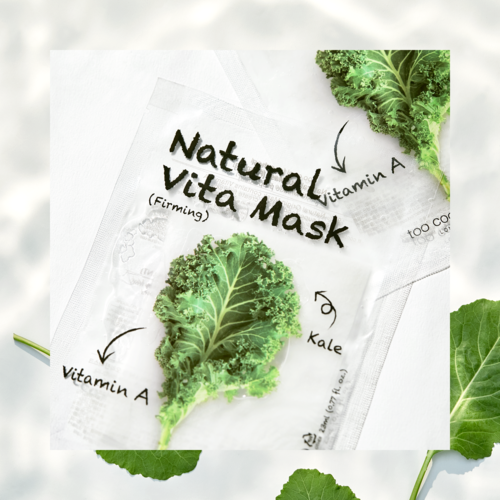 Ein Gesichtsmaskenpaket mit Skizze von Grünkohl und Notizen zu Vitamin A und straffenden Eigenschaften, umgeben von Grünkohlblättern.