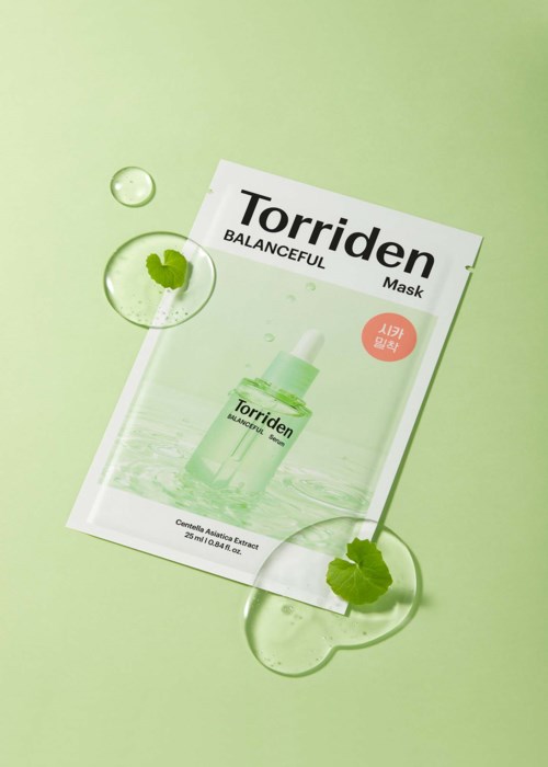 En grön och vit ansiktsmaskförpackning med vatten och blad runt den.