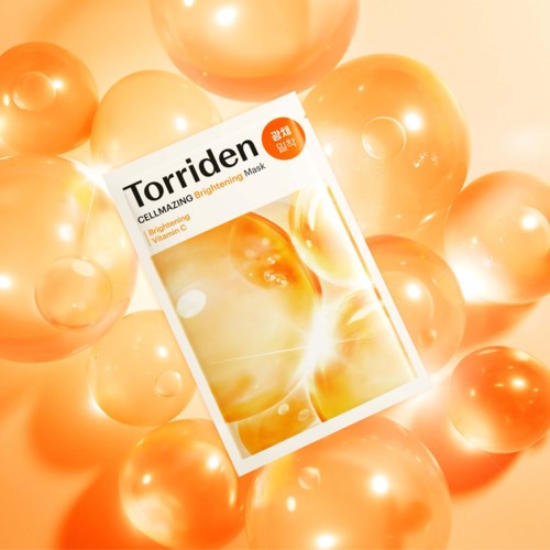 Oppklarende ansiktsmaske med oransje og hvit emballasje, merket Torriden Cellzing.