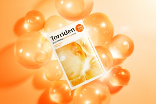 En box av Torriden hudvård omgiven av glödande orange bollar, med varmt ljus.