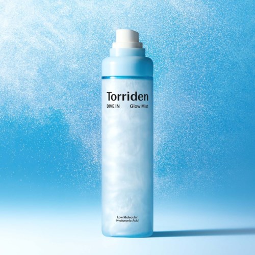 En lång blå och vit flaska av Torriden Dive In Glow Mist med sprayhuva, står mot en blå bakgrund.