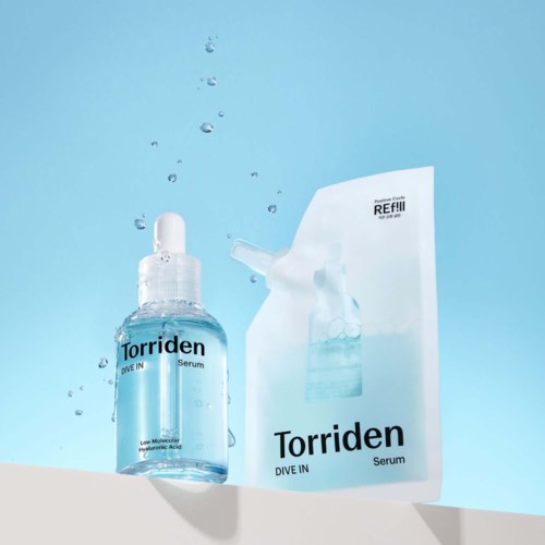Torriden Dive In -seerumi ja täytepakkaus valkoisella pinnalla sinisellä taustalla.