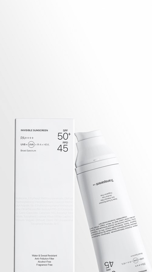 Een witte fles zonnebrandcrème met SPF 50 en een bijpassende doos. De fles heeft een pomp.