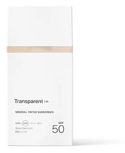 Eine weiße Box mit einer Holzleiste, beschriftet 'Transparent Lab' mineralgetönter Sonnenschutz, SPF 50, UV-Schutz.