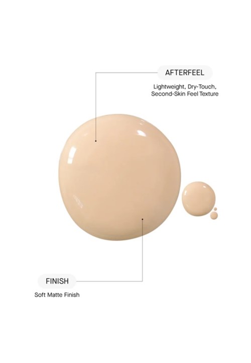 Ein beiger, runder Hautpflege-Drop mit Beschriftungen für Afterfeel und Finish, die auf glatte Textur und matte Oberfläche hinweisen.