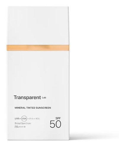 Eine weiße Verpackung mit mineralgefärbter Sonnencreme, SPF 50, mit 'Transparent Lab' Beschriftung, schlichtes Design mit beigem Band.