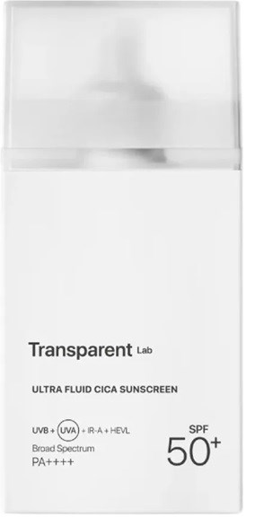 Flesje zonnebrandcrème met label 'Transparent Lab Ultra Fluid Cica Sunscreen SPF 50+'. Heldere verpakking, minimalistisch ontwerp, breed spectrum bescherming.