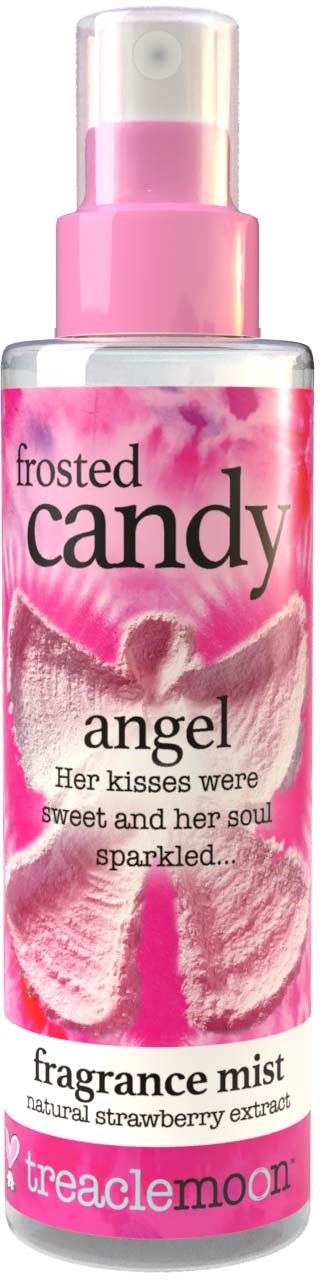 Een roze spraysfles met label 'frosted candy angel' en aardbeien, bedoeld voor geur. Het heeft een sproeikop.