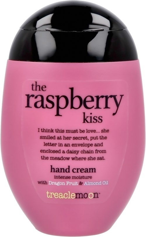 Een roze fles handcrème met zwarte dop, gemarkeerd 'the raspberry kiss' en bevat amandelolie en drakenfruit.
