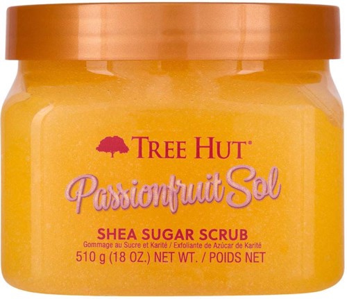 Ein Behälter von Tree Hut Passionfruit Scrub, goldener Zuckerpeeling mit braunem Deckel, Produktdetails auf Etikett.
