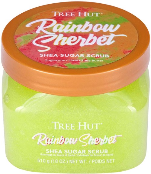 Ein grüner Behälter mit orangefarbenem Deckel, beschriftet mit "Tree Hut Rainbow Sherbet Shea Sugar Scrub." Er zeigt Inhaltsstoffe wie Sheabutter.