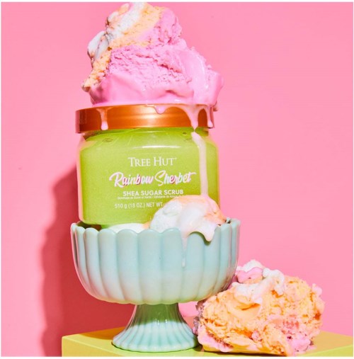 Becher mit Körperpeeling und Eiskugeln auf, rosa Hintergrund, viel Pink und Grün.