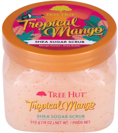 Ein Behälter mit Tree Hut Tropical Mango Shea Sugar Scrub mit farbigem Etikett und rosa Peeling innen.