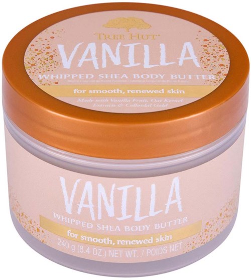 Ein runder Behälter mit Vanille-Duft, auf dem steht „Whipped Shea Body Butter“, orangener Deckel, rosa Etikett mit Produktdetails.