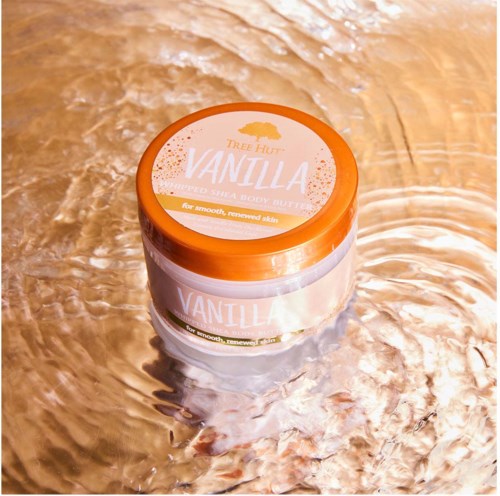 Ein Behälter mit Tree Hut Vanille-Körperbutter schwimmt auf Wasser mit Wellen darum.