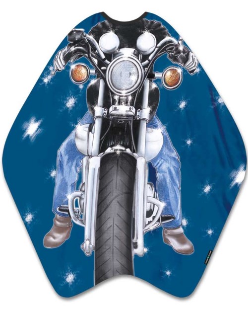 En person som rider på en motorcykel, sedd framifrån, med molnig himmel i bakgrunden och personen bär jeans och stövlar.