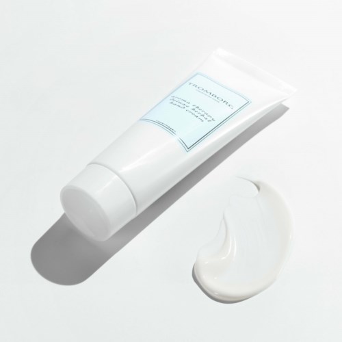 Weiser Creme- oder Lotiontube mit etwas herausgepresstem Produkt auf weißem Hintergrund.