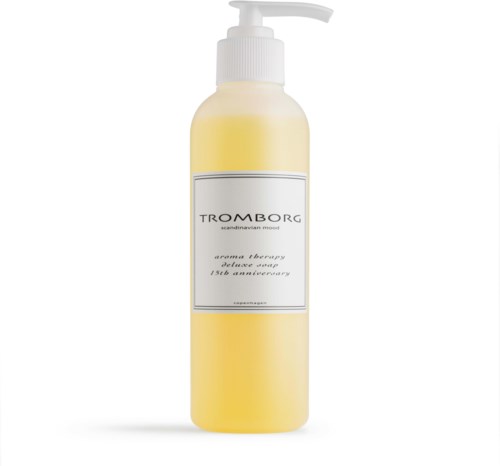 Eine gelbe Flasche mit Pumpe, beschriftet 'TROMBORG Scandinavian Mood'. Es ist ein Produkt für Aromatherapie oder Körperpflege.