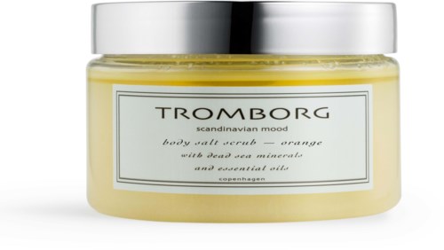 Ein Glas mit Körpersalzpeeling mit Orangenduft, enthält tote Meer Mineralien und ätherische Öle. Das Label liest Tromborg.