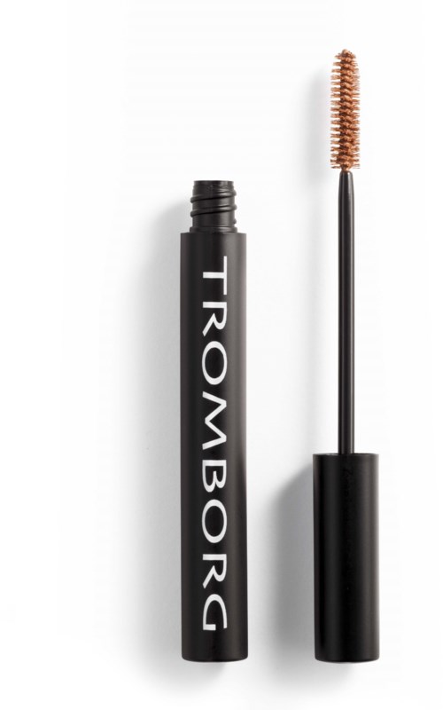 Ein Mascara-Röhre mit einem Wimpernbürstchen daneben, beschriftet "TROMBORG" in fetten weißen Buchstaben.