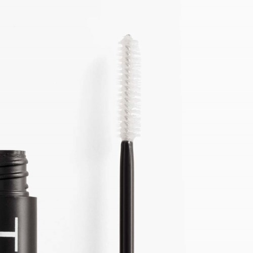 Schwarze Mascara-Hülle mit offenem Bürstchen, zeigt weiße Mascara-Bürste. Einfacher Hintergrund, Fokus auf Mascara-Werkzeug.