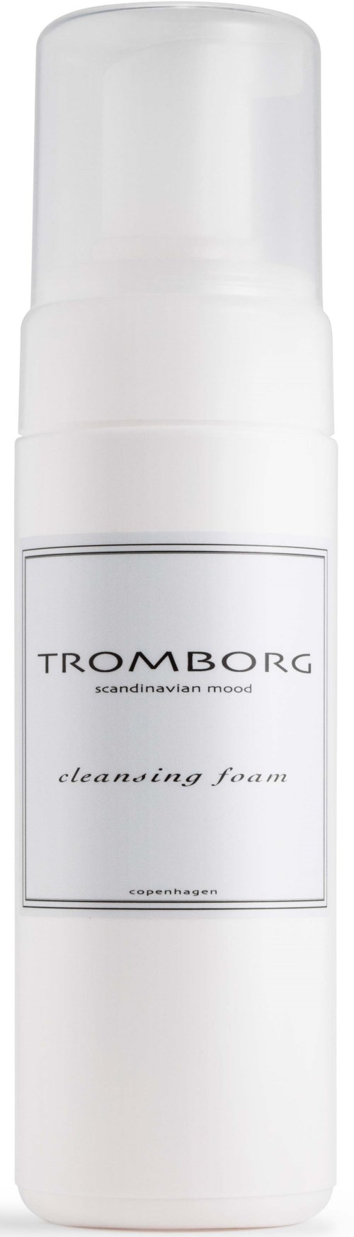 Eine weiße Flasche mit Pumpe, beschriftet mit 'TROMBORG cleansing foam' und 'scandinavian mood'.