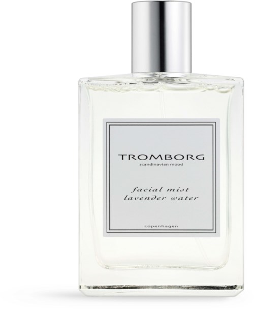 Eine klare Glasflasche mit silberner Kappe, beschriftet 'Tromborg facial mist lavender water,' wirkt elegant und einfach.