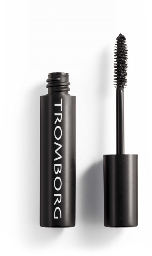 Ein schwarzer Mascara-Tubus mit dem Markenname 'TROMBORG' und einer offenen Bürste.