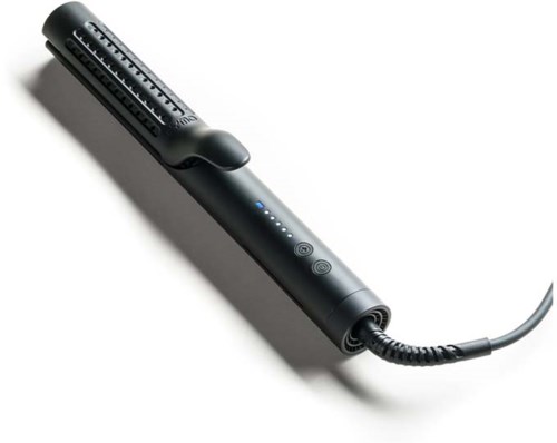Ein schwarzer Haarglätter mit Temperaturreglerung und Power-Tasten, an ein Kabel angeschlossen.