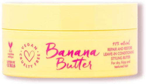 Ein gelber Behälter mit Banana Butter mit rosa Schrift, 97% natürlich, für trockenes, krauses und strukturiertes Haar. Vegan und cruelty-free.