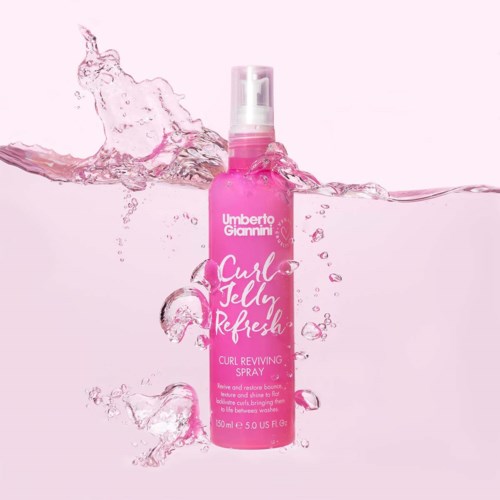 Pinkflasche mit Wasser, gekennzeichnet 'Curl Jelly Refresh'.
