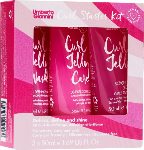 Ein Haarpflegeset mit drei pinken Flaschen mit der Aufschrift 'Curl Jel Care' von Umberto Giannini, für lockiges Haar.