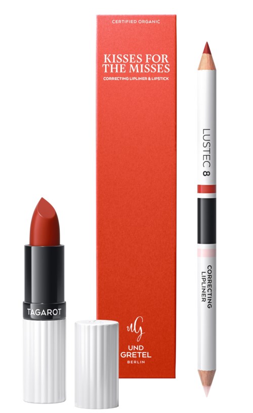 Ein Lippenstift und ein Concealerstift vor einer orangefarbenen Kosmetiktasche mit Text. Die Gegenstände sind für Make-up.