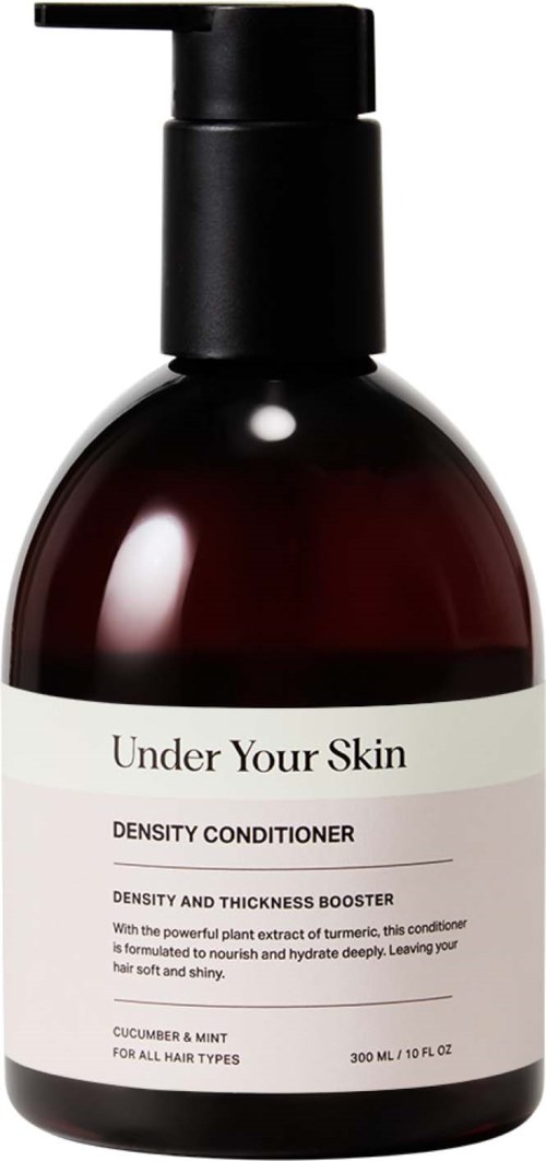 Een donkerrode fles met een zwarte pomp, label "Under Your Skin Density Conditioner" voor haar, met komkommer en munt.
