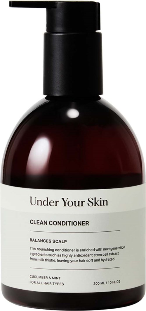 Een donkerbruin flesje met zwarte pomp met label 'Under Your Skin' voor hoofdhuidverzorging, met komkommer en munt geur.