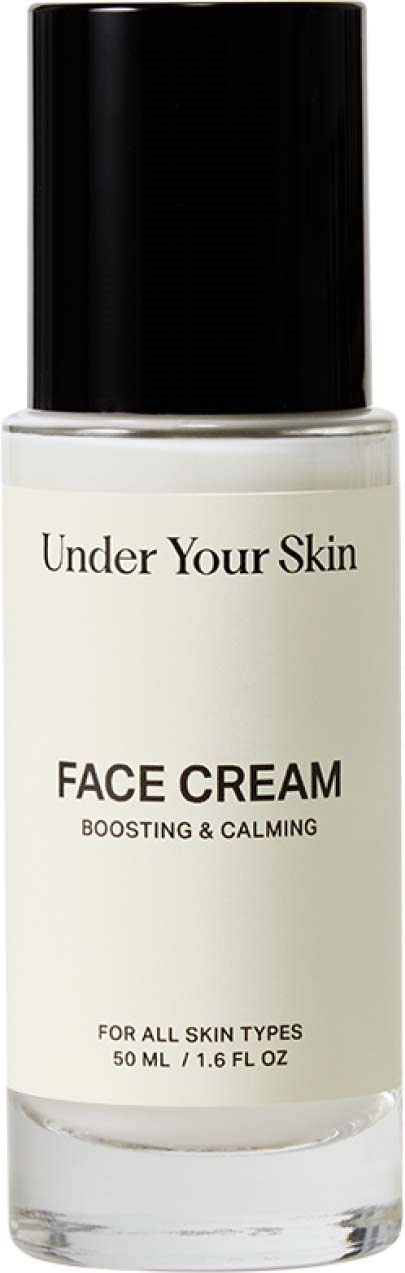 Een witte fles gezichtscrème met zwarte dop, met label 'Under Your Skin' en 'Boosting & Calming'.