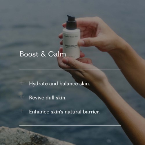 Een hand houdt een witte fles met pomp bij water, promoot een huidverzorgingsproduct genaamd 'Boost & Calm'.