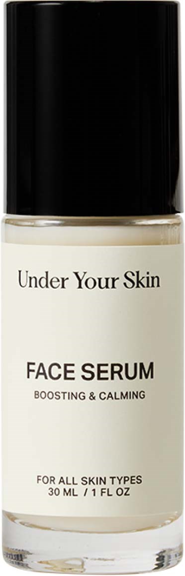 Een flesje gezichtsserum getiteld 'Under Your Skin' voor alle huidtypen, 30 ml, versterkend en kalmerend.