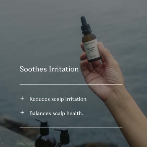 Een hand houdt een kleine fles met druppelaar, promotie van een product dat irritatie verzacht, met voordelen voor de hoofdhuidgezondheid.