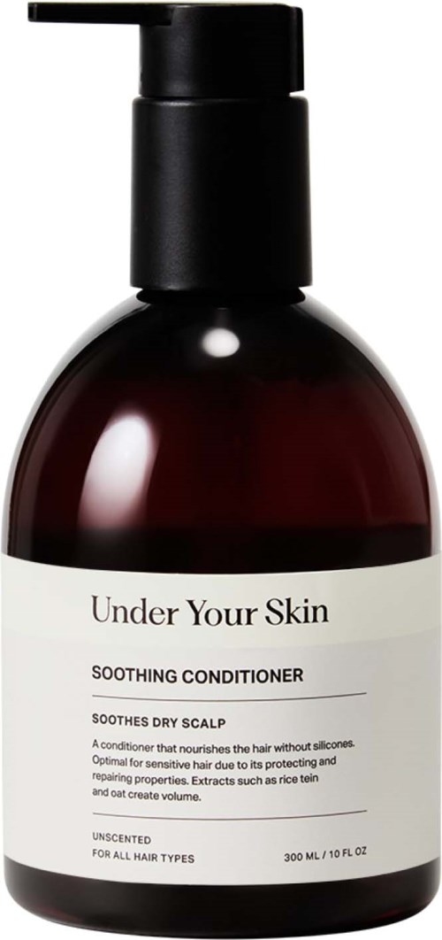 Donkere bruine fles met zwarte pomp bevat 'Under Your Skin' verzachtende conditioner voor een droge hoofdhuid, geschikt voor alle haartypes.