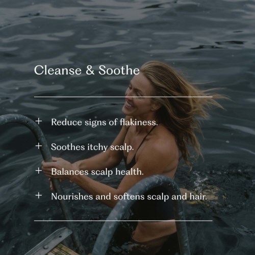 Tekst over reinigen en kalmerende voordelen voor hoofdhuid en haar, met een vrouw die glimlacht in het water.