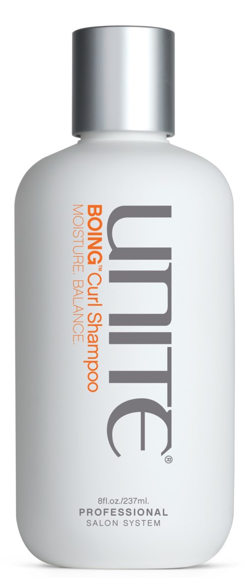 Eine weiße Flasche mit silberner Kappe, hat Produktname "UNITE" und beschreibt Shampoo für lockiges Haar und Feuchtigkeit.