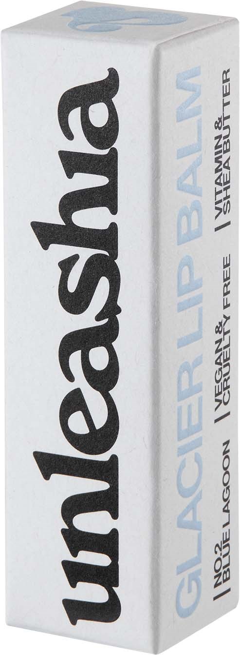 Een wit doosje met zwarte en blauwe tekst, promotend een veganistische, glutenvrije lippenbalsem genaamd 'unleashasha.'