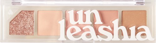 Een palette met vier make-uppetten, met een deel van een logo dat "un leasha" zegt in roze en wit.