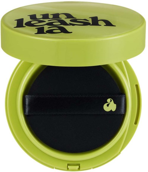 Ein grüner Behälter mit einem schwarzen Gummiband, das Wimpern hält, hat schwarze Schrift auf der Oberseite mit "Lash LA".